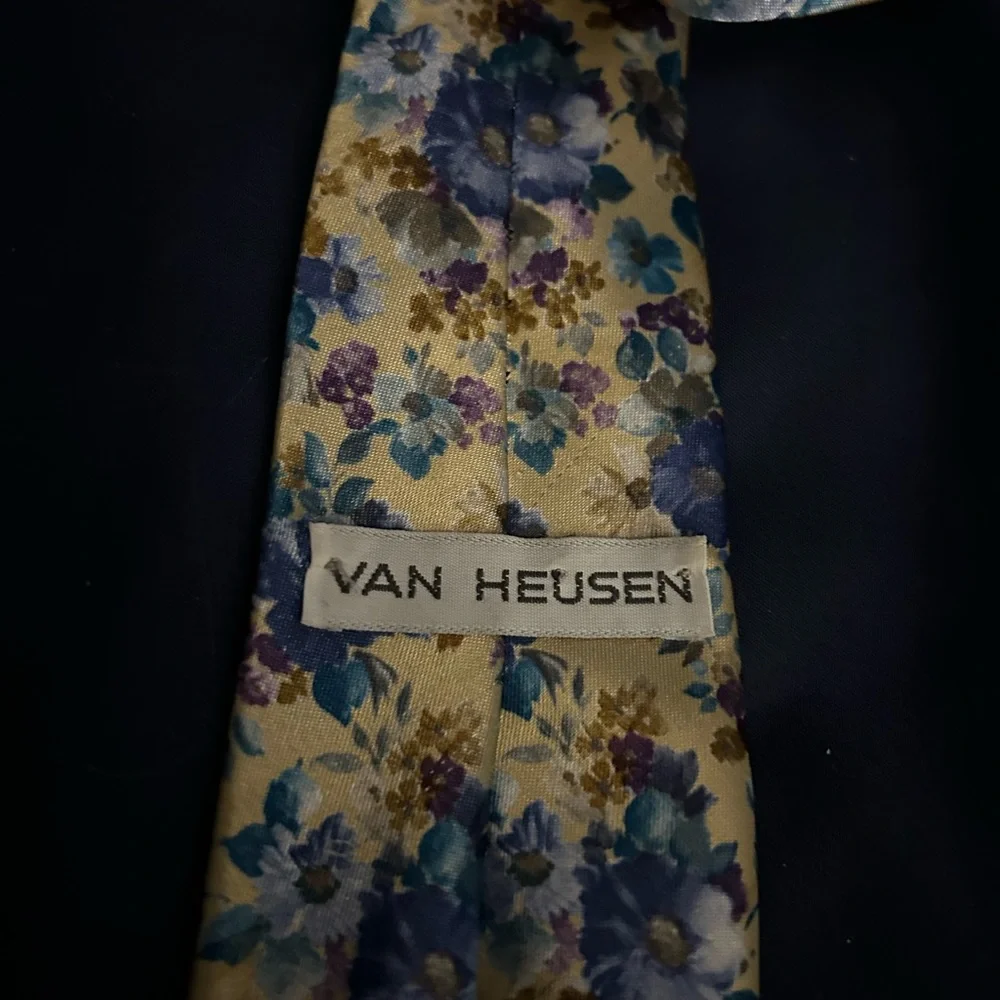 Van Heusen Toddler Boys tie and pocket square